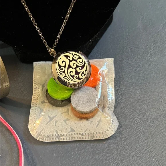 All wearable vintage to now jewelry lot, 0228A - Picture 12 of 15